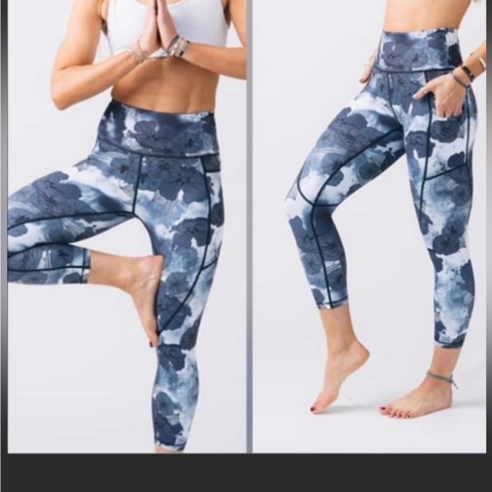 Zyia blue flower light n tight high rise 20” compression leggings size 8-10
